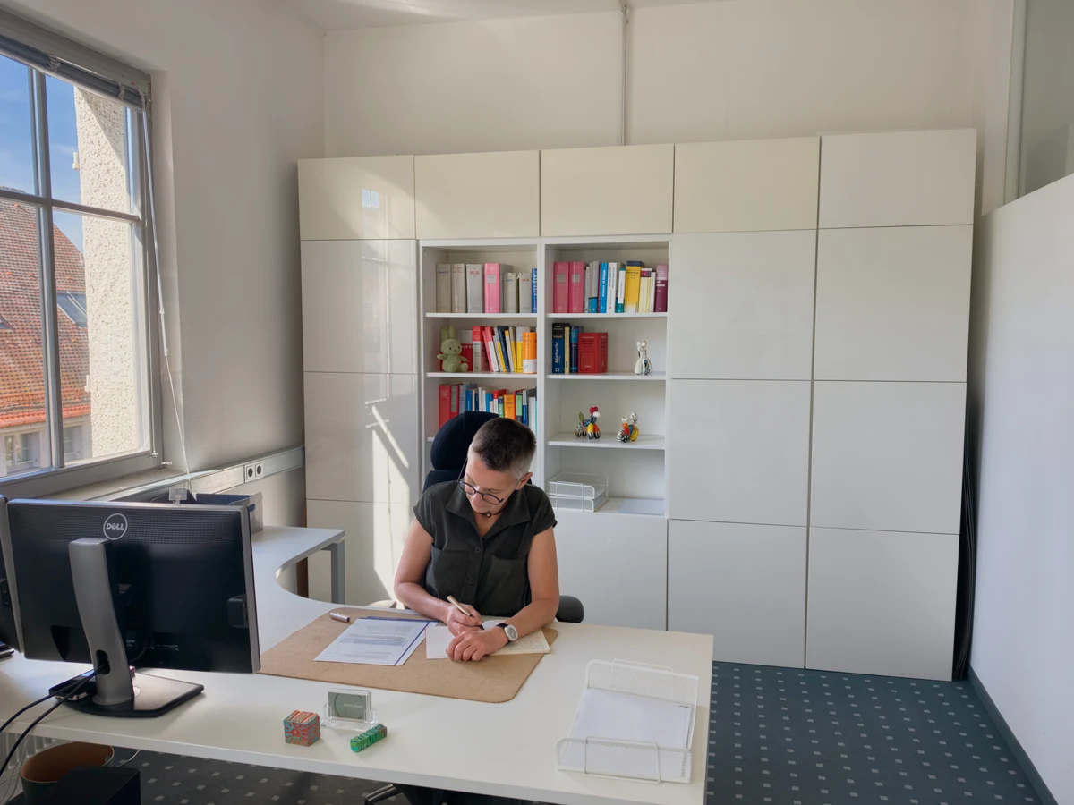 Sylvia Ciaglo bearbeitet Unterlagen an ihrem Schreibtisch